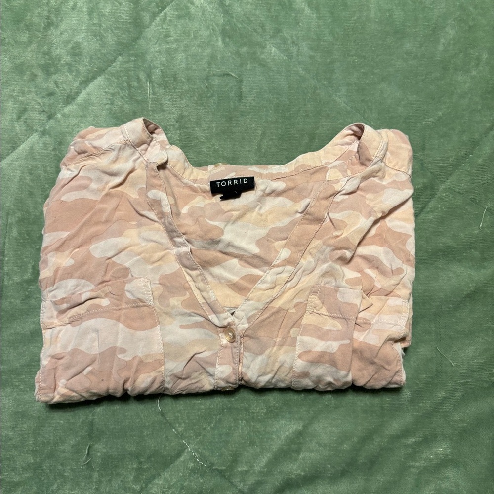 torrid Blush Pink Camo Button-Down V-Neck Top #7